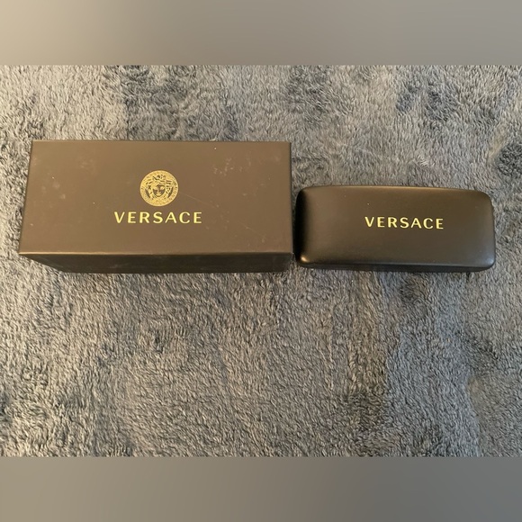 Versace boxes and clothes for sunglasses, black, doesn’t include the glasses - Picture 2 of 2